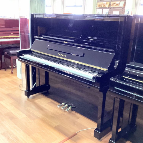 島村楽器の中古ピアノ写真