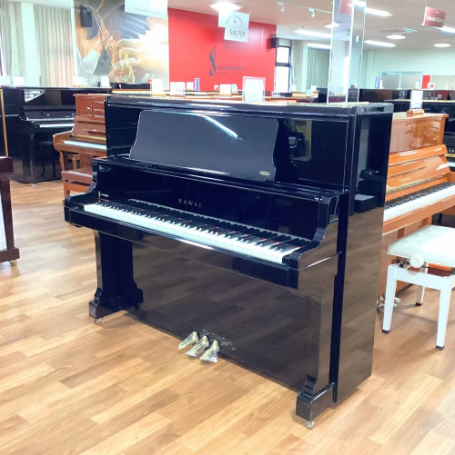 島村楽器の中古ピアノ写真