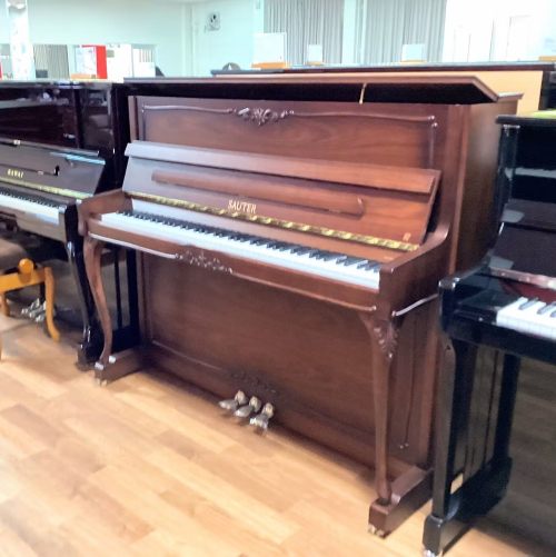 島村楽器の中古ピアノ写真