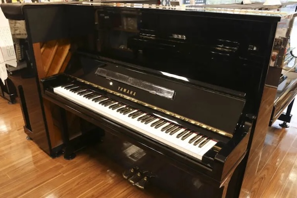 新響グランドピアノサロンの中古ピアノ写真